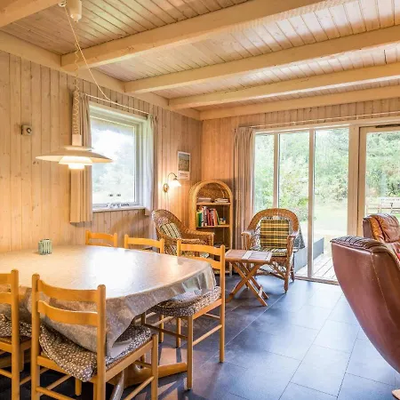 6 Person In Henne Feriehus *