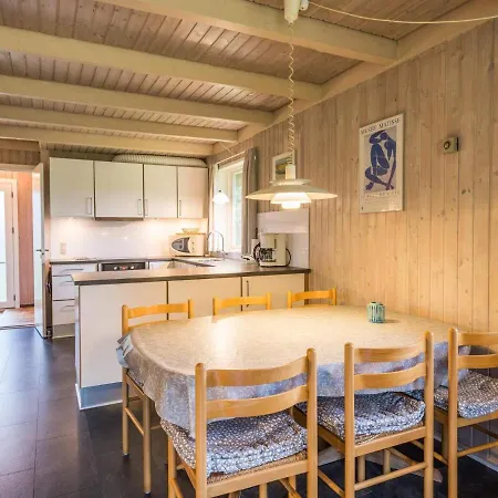 6 Person In Henne Feriehus *