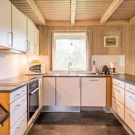6 Person In Henne Feriehus *