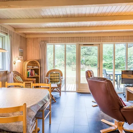6 Person In Henne Feriehus *
