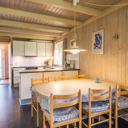 6 Person In Henne Feriehus *